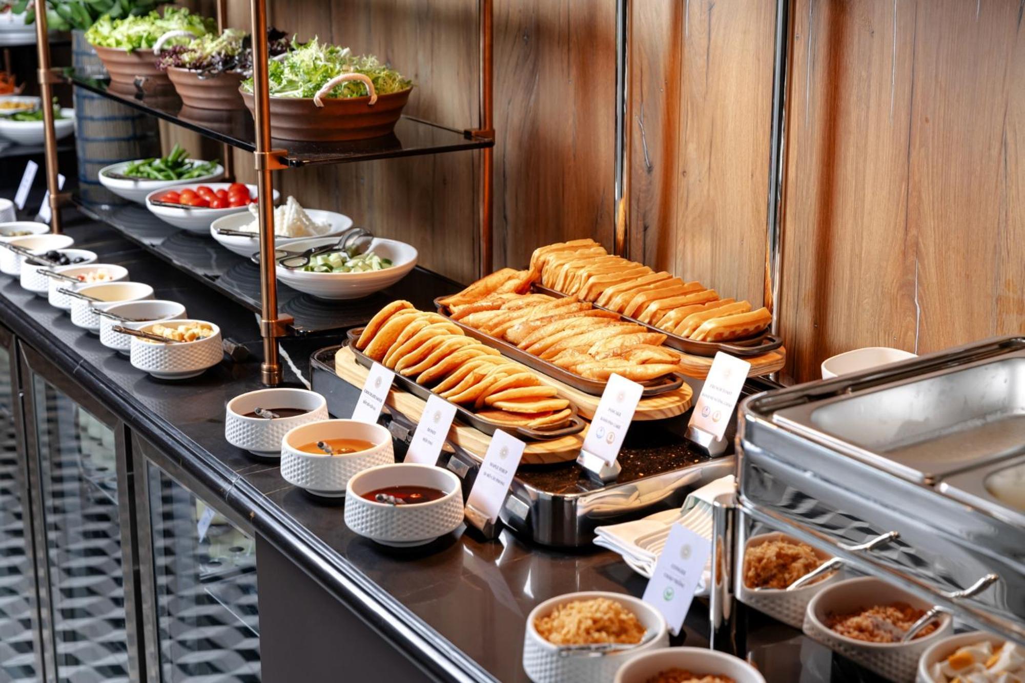 La Siesta Classic Hang Thung Hanoi Bagian luar foto A buffet at a hotel