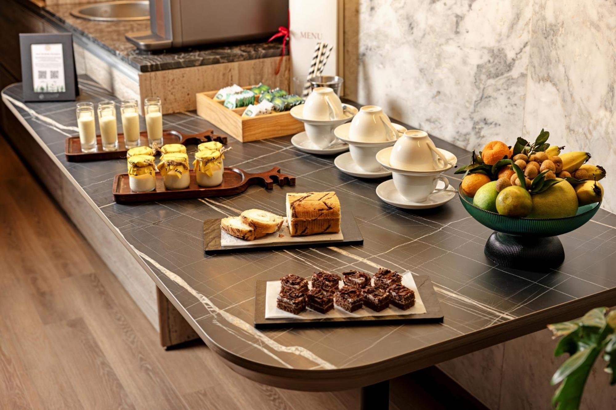 La Siesta Classic Hang Thung Hanoi Bagian luar foto A buffet with a selection of desserts